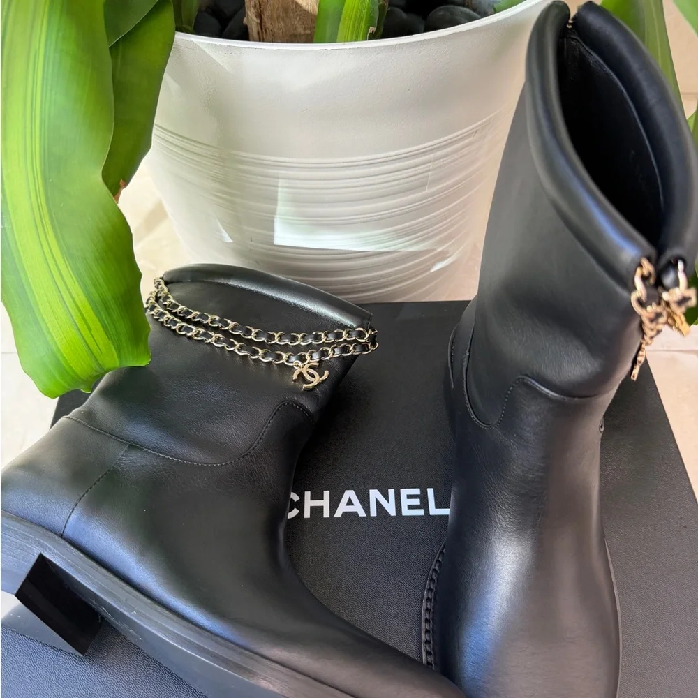 Chanel Calfskin CC Chain Logo Clover Gold Chain Charms Black Leather Boots 38 - Picture 7 of 11